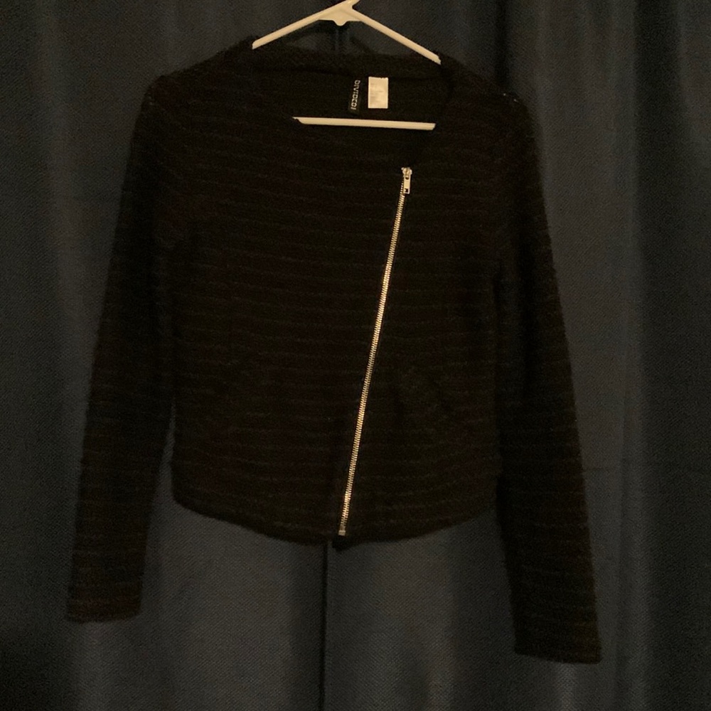 Black small zip up light coat with pockets